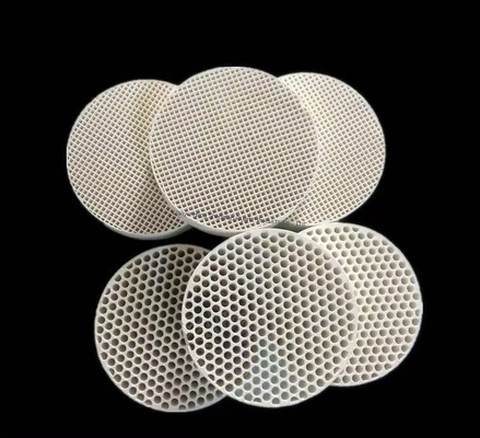 Przemysłowa ceramiczna płytka aluminowa o gęstości otworów 99% Al2O3 Alumina ceramiczna polerowana na zamówienie