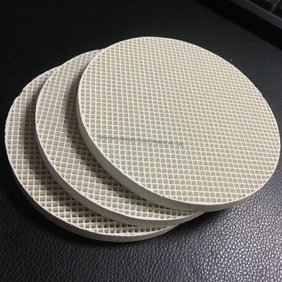 Przemysłowa ceramiczna płytka aluminowa o gęstości otworów 99% Al2O3 Alumina ceramiczna polerowana na zamówienie